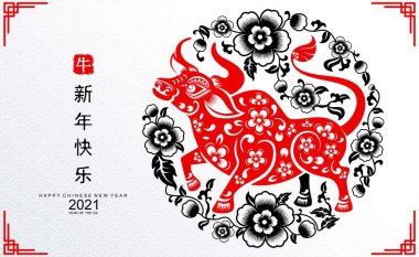 2021 yılında Çin 'de öküz, kırmızı kağıt arka planda el işi tarzıyla öküz, çiçek ve Asyalı elementleri kesiyor. (Çince çevirisi: Mutlu Çince yeni yıl 2021, öküz yılı)