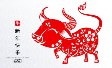 2021 yılında Çin 'de öküz, kırmızı kağıt arka planda el işi tarzıyla öküz, çiçek ve Asyalı elementleri kesiyor. (Çince çevirisi: Mutlu Çince yeni yıl 2021, öküz yılı)