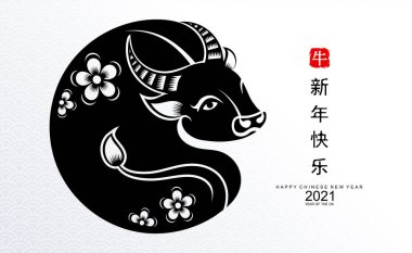 2021 yılında Çin 'de öküz, kırmızı kağıt arka planda el işi tarzıyla öküz, çiçek ve Asyalı elementleri kesiyor. (Çince çevirisi: Mutlu Çince yeni yıl 2021, öküz yılı)