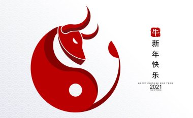 2021 yılında Çin 'de öküz, kırmızı kağıt arka planda el işi tarzıyla öküz, çiçek ve Asyalı elementleri kesiyor. (Çince çevirisi: Mutlu Çince yeni yıl 2021, öküz yılı)