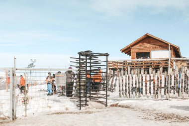 Farellones, Şili - Ağustos 2011 - İstasyonu Andes dağların tepesinde kayak..