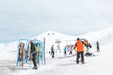 Farellones, Şili - Ağustos 2011 - İstasyonu Andes dağların tepesinde kayak..