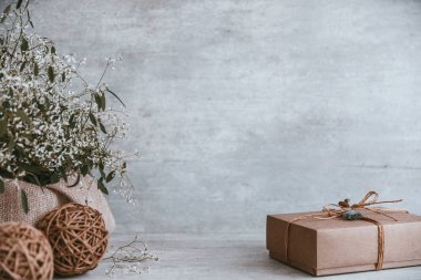 Güzel ve modern Noel hediye kompozisyon ahşap arka plan üzerinde. Kopya alanı, tebrik kartı.