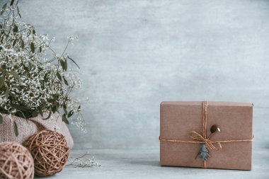 Güzel ve modern Noel hediye kompozisyon ahşap arka plan üzerinde. Kopya alanı, tebrik kartı.