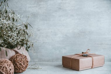 Güzel ve modern Noel hediye kompozisyon ahşap arka plan üzerinde. Kopya alanı, tebrik kartı.