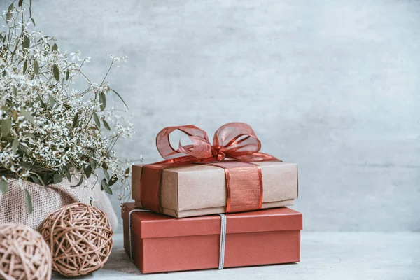 Schöne Weihnachtshintergrund Mit Dekorationen Und Geschenkboxen Auf Holzbrett Rotes Band — Stockfoto