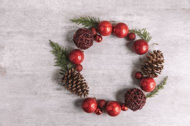 Noel yuvarlak ahşap arka plan çerçeve kompozisyonu. Düz yatıyordu. Noel kavramı.