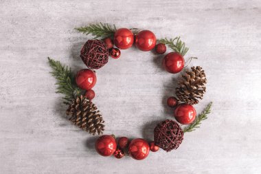 Noel yuvarlak ahşap arka plan çerçeve kompozisyonu. Düz yatıyordu. Noel kavramı.