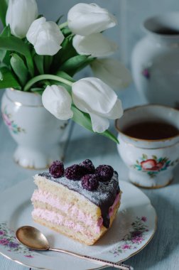 Çıplak bisküvi Pasta krema ile dekore edilmiş böğürtlen ve çikolata sosu ile