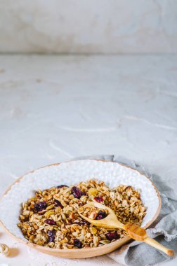 Sağlıklı kahvaltı konsepti ile yulaf gevreği rustik arka plan üzerinde. Granola ve yoğurt ile müsli yemek yaptım. Metin için yer ile üstten görünüm.