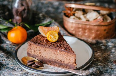 çikolatalı cheesecake Kamkat ile dekore edilmiş mandarin