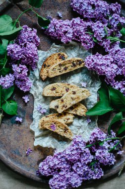 Bisküvi veya cantucci leylak, geleneksel İtalyan bisküvi veya tanımlama bilgisi dalları ile kagit üzerinde kuru üzüm ile