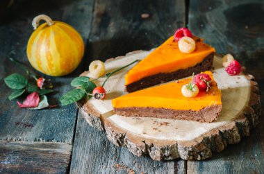 Deniz cehri ve çikolata shortcrust pasta sonbahar arka plan üzerinde ile tart