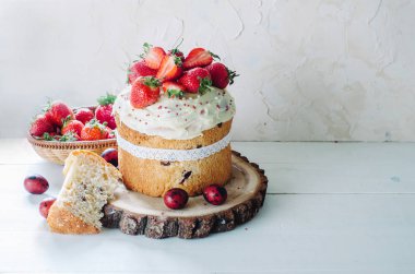 Paskalya kek - Rus ve Ukraynalı geleneksel Kulich, Paska Paskalya ekmek. Seçici odak. Buzlanma ve çilek yer metin için süslenmiş.