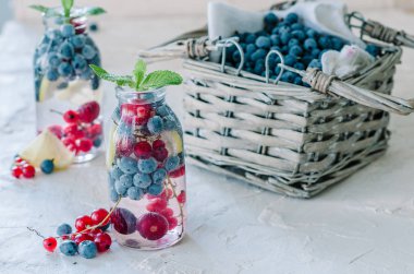 Yaban mersini, frenk üzümü, kiraz, limon ve nane ile maden suyu