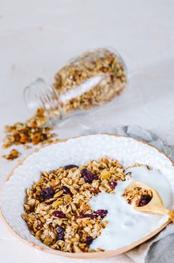 Sağlıklı kahvaltı konsepti ile yulaf gevreği rustik arka plan üzerinde. Granola ve müsli yoğurt ile yapılan yemekleri.