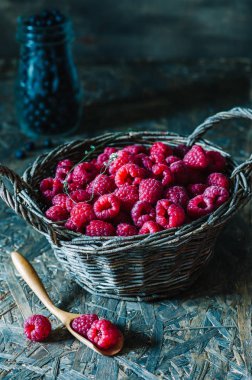 sepet içinde taze organik ahududu. seçici odak