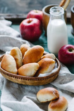 Bir sepet elma ile köftesi