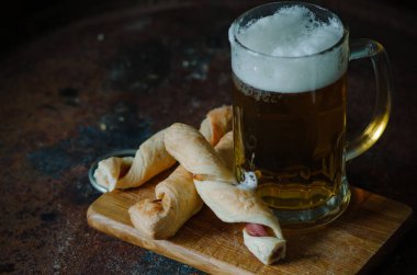 Bir bardak bira ile erimiş peynirli pasta pastırma sopa