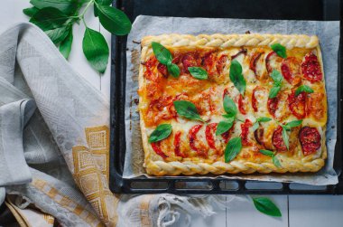 pasta puf böreği domates, mozzarella ve pesto sos ile