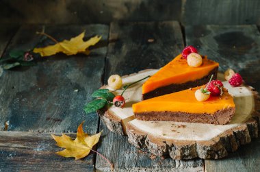 Deniz cehri ve çikolata shortcrust pasta sonbahar arka plan üzerinde ile tart