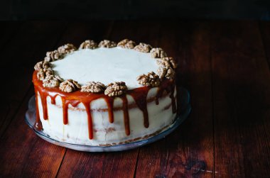 Çıplak katman pasta kabak ve tuzlu karamel ile. Metin için ile yer