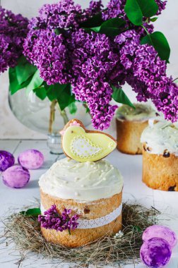 Paskalya kek - Rus ve Ukraynalı geleneksel Kulich, Paska Paskalya ekmek. Seçici odak. Zencefilli kurabiye ve leylak dalı ile dekore edilmiş