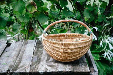 Eski püskü ahşap masa yere sepeti