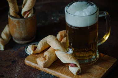 Bir bardak bira ile erimiş peynirli pasta pastırma sopa