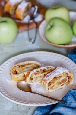 Kuru üzüm, ceviz ve pudra şekeri ile Apple strudel (pasta).