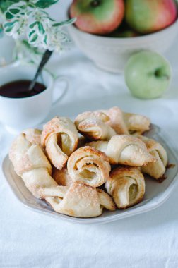 Rustik tarzda küçük ev yapımı kruvasan ile kahvaltı