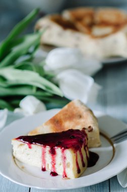 Ev yapımı peynir güveç parçaları berry dekore edilmiş sos berry ile ve gri arka plan masa. Yaz kek ya da pasta. Sağlıklı gıda kavramı.