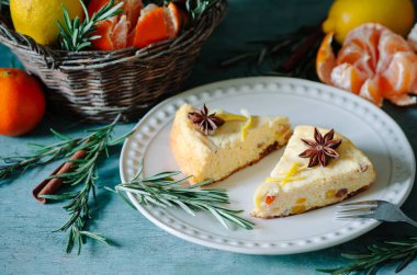 Biberiye ve tarçın kış kahvaltı ile mandalina, nar, limon, bir ahşap masa süzme peynir güveç üzerinde sopa