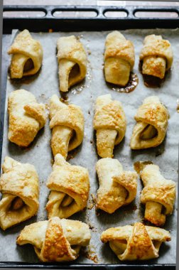 apple kağıda fırından ile ev yapımı küçük ay çöreği