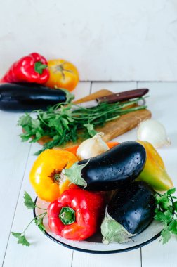 Patlıcan, biber, domates, soğan ve beyaz zemin üzerine yeşil