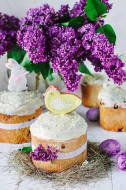 Paskalya kek - Rus ve Ukraynalı geleneksel Kulich, Paska Paskalya ekmek. Seçici odak. Zencefilli kurabiye ve leylak dalı ile dekore edilmiş