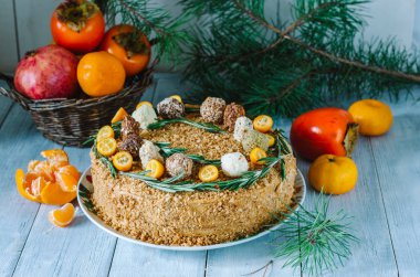 Ev yapımı tatlım pasta ahşap bir masa üzerinde. Rustik tarzı.