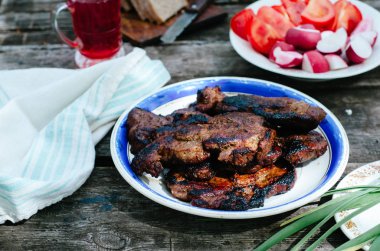 Doğada - rustik tarzda domates, turp ve soğan, ekmek ve meyve komposto ile pişmiş et yemek sağlıklı yemek.
