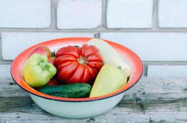 Bir kase içinde belgili tanımlık bahçe mevsimlik organik sebze