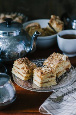 Geleneksel Rus ev yapımı kek Napoleon, puf böreği muhallebi krem pasta ahşap masa, rustik tarzı üzerinde