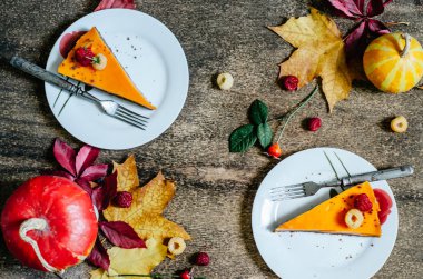 Deniz cehri ve çikolata shortcrust pasta sonbahar arka plan üzerinde ile tart