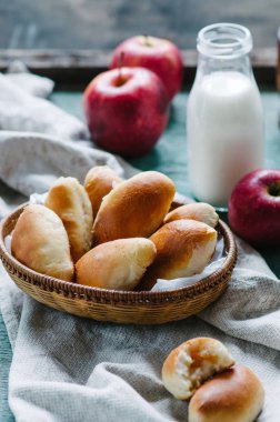 Bir sepet elma ile köftesi