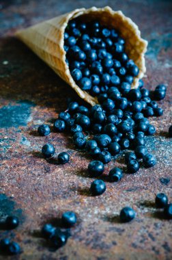 Rustik masada gözleme koni ile taze yaban mersini