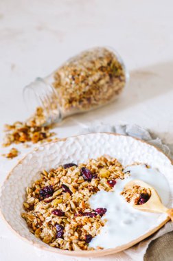 Sağlıklı kahvaltı konsepti ile yulaf gevreği rustik arka plan üzerinde. Granola ve müsli yoğurt ile yapılan yemekleri.