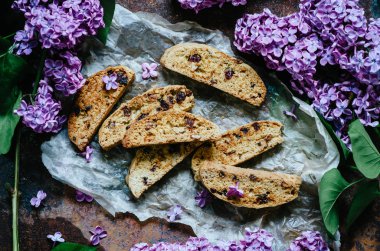 Bisküvi veya cantucci leylak, geleneksel İtalyan bisküvi veya tanımlama bilgisi dalları ile kagit üzerinde kuru üzüm ile