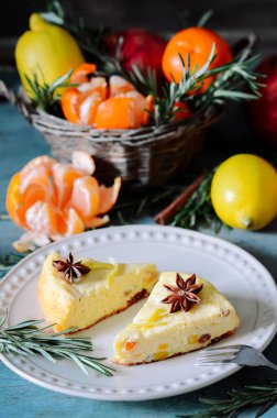 Biberiye ve tarçın kış kahvaltı ile mandalina, nar, limon, bir ahşap masa süzme peynir güveç üzerinde sopa