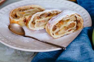 Kuru üzüm, ceviz ve pudra şekeri ile Apple strudel (pasta).