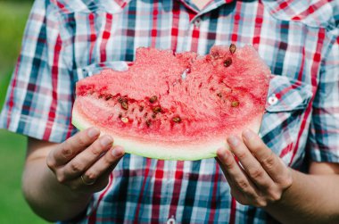 Genç adam bir dilim karpuz