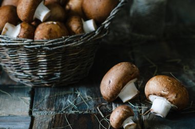 Rustik tarzı ahşap bir masa üzerinde bir sepet içinde Brown mantar