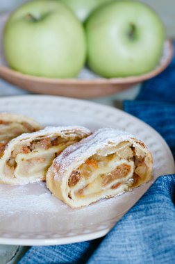 Kuru üzüm, ceviz ve pudra şekeri ile Apple strudel (pasta).